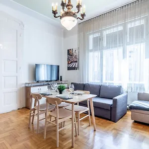 Huge In The Center Apartment
